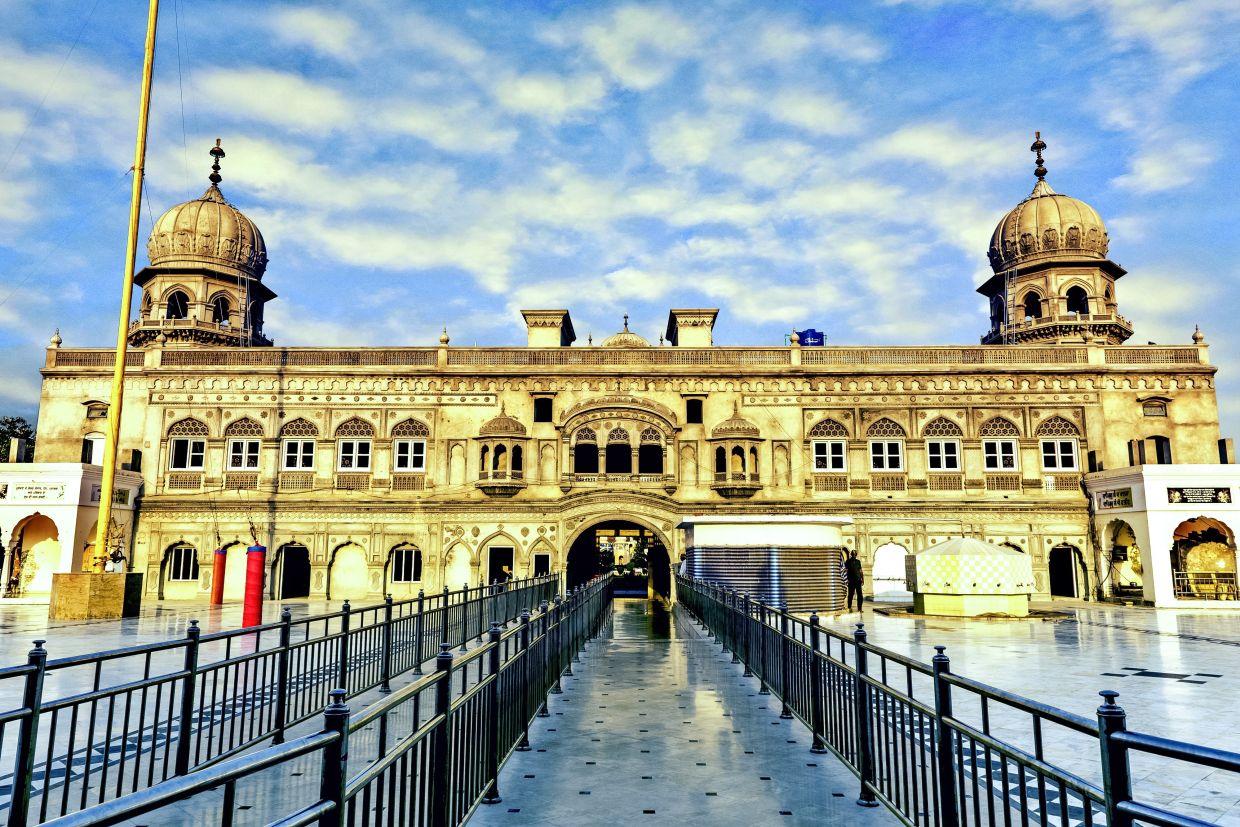 Pakistan Issues Over 2,100 Visas to Indian Sikhs After May Conflict Freeze