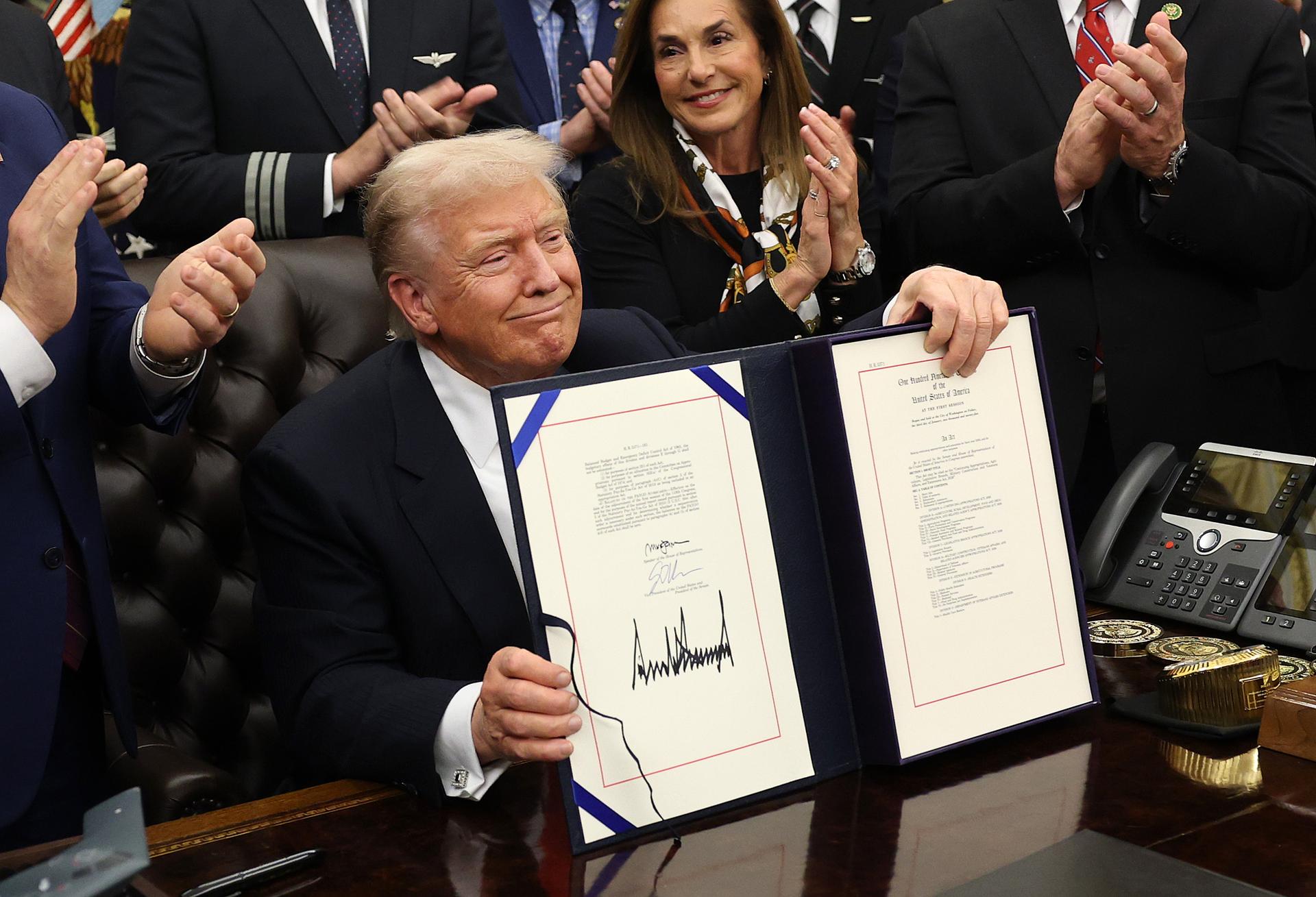 Trump Signs Bill Ending 43-Day Government Shutdown