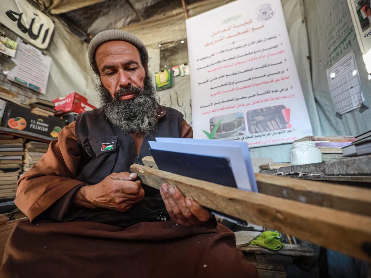 Gaza... Hajj Rafat repairs hundreds of Qur'ans that were damaged during the war of extermination.