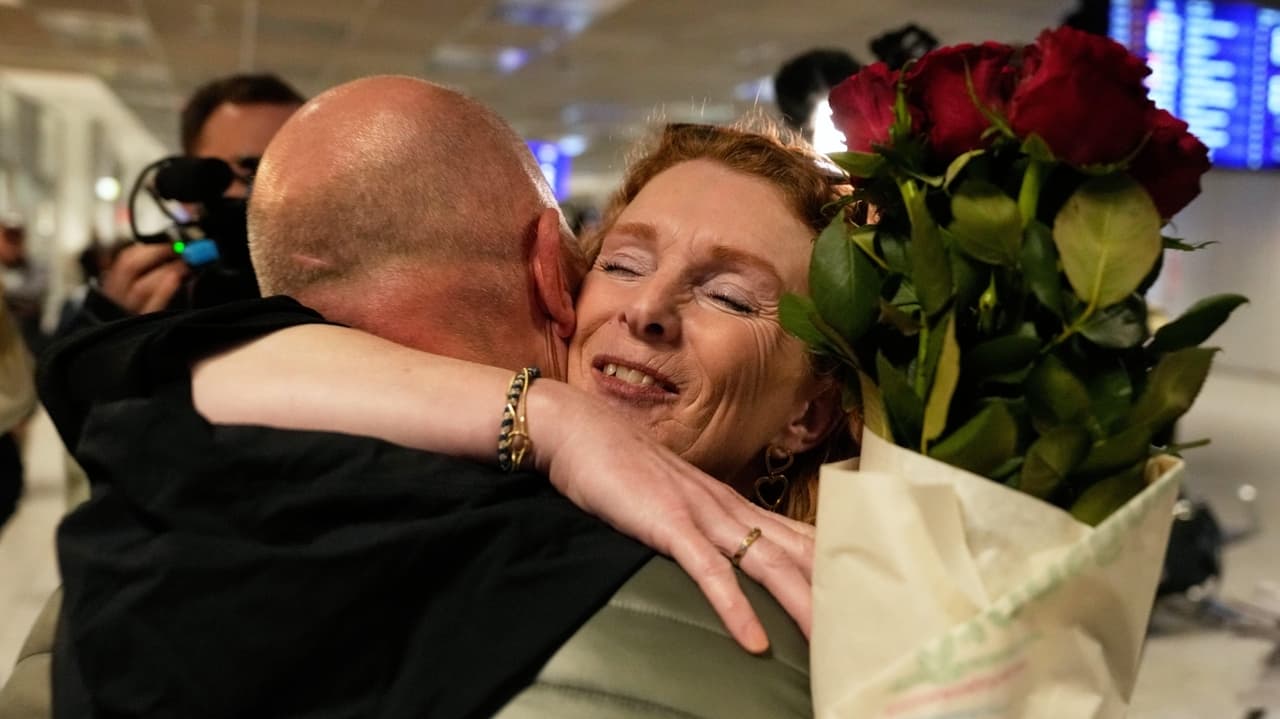 U.S. and Israel Strike Iran, Close Gulf Airspace, Strand Hundreds of Thousands