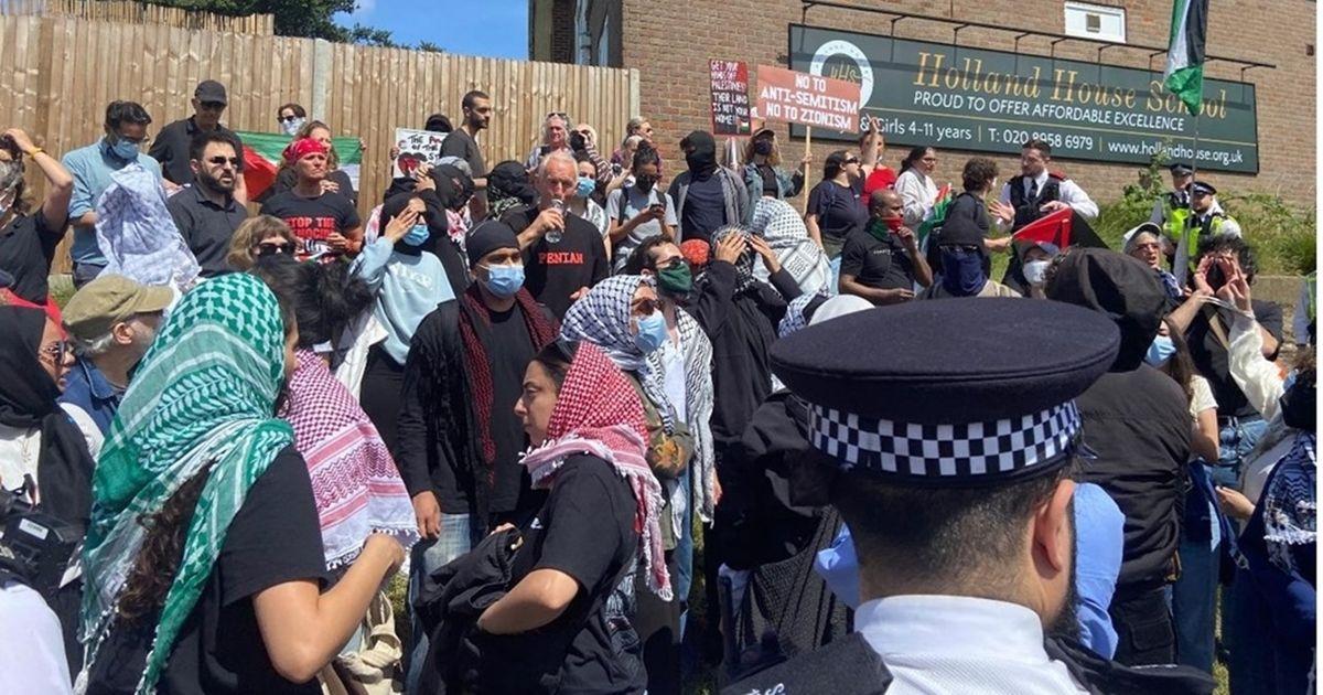 Hundreds Protest in London Against Great Israeli Real Estate Event, Police Arrest 14