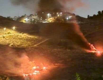 Israel settlers burn poultry barracks, assault youth in Al-Rashayda