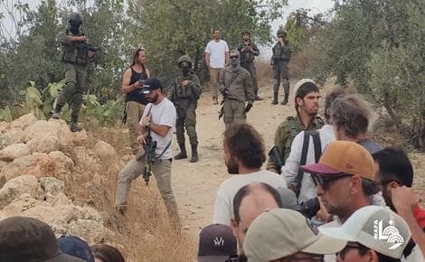 Israel shoots two Palestinians, abducts one in Hebron