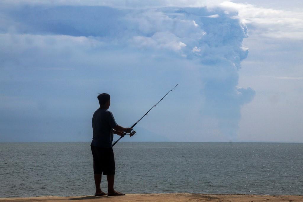 Mount Anak Krakatau Erupts More Than Two Dozen Times, Blanketing Sebesi Island in Ash