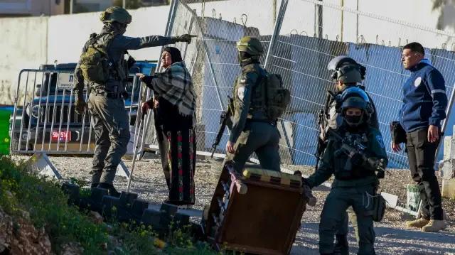 Israeli Army Detains 10 Palestinians, Including Five Children, in West Bank Raids