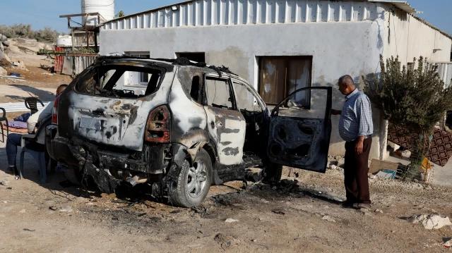 Israeli settlers burn vehicles and attack Palestinian homes in Hebron, occupied West Bank