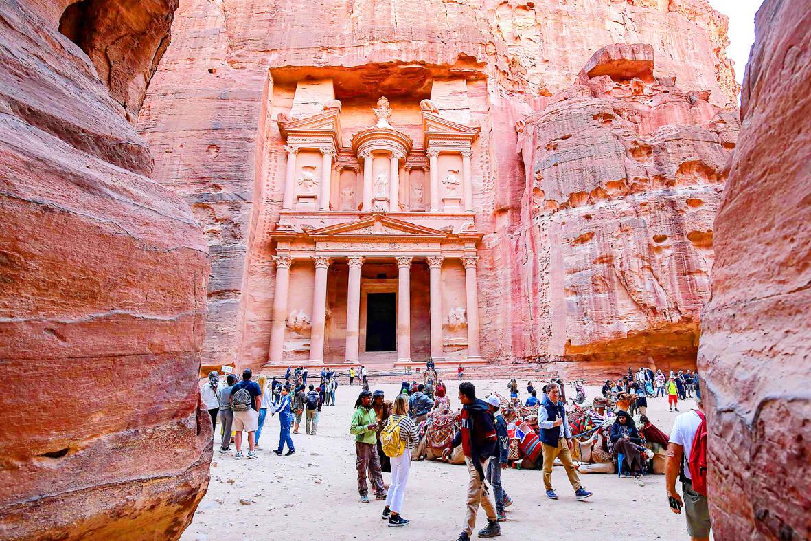 Middle East War Triggers Canceled Flights and Tourism Collapse in Jordan, Dubai, and Egypt