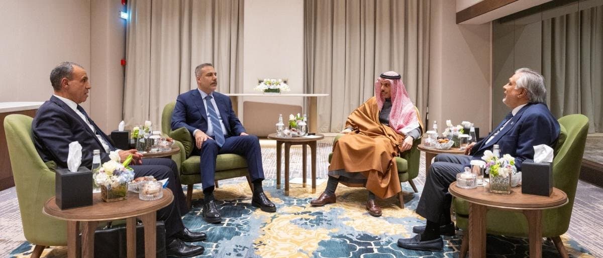 Iran Strikes Gulf Energy Facilities as US and Israel Strike Back