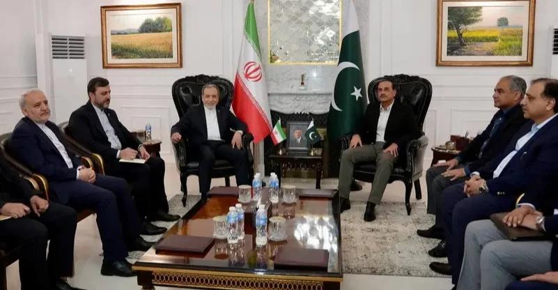 Iran FM Abbas Araghchi Meets Pakistan PM Shehbaz Sharif as Trump Cancels US Envoys