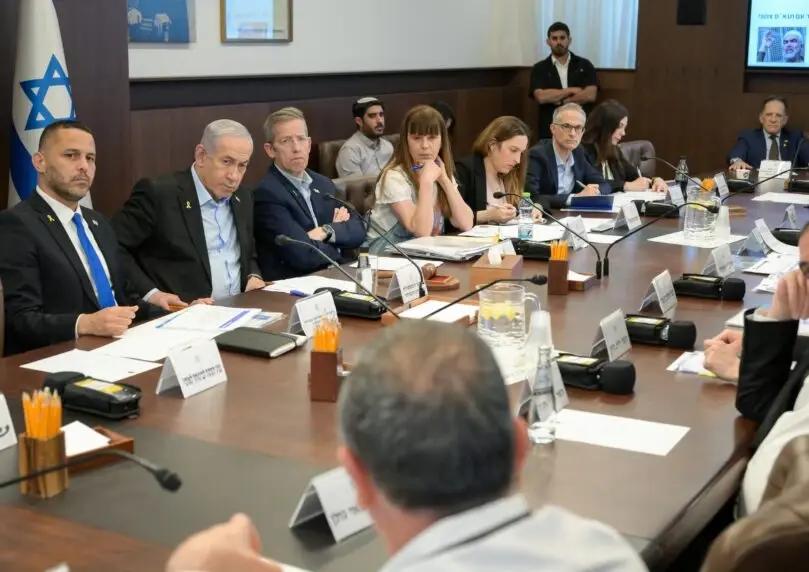 Gadi Eisenkot Challenges Benjamin Netanyahu as Polls Show 38% Support vs 35%