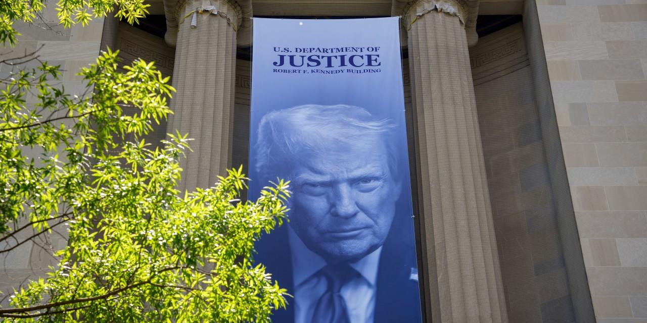 Justice Department Blocks IRS From Tax Claims Against Trump, Family Under Settlement