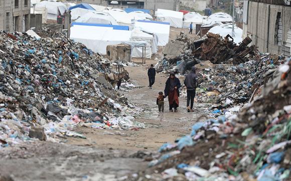 UN News Says Plague of Rats and Insects Threatens Gaza Residents, UNRWA Sprays Pesticides in Khan Younis
