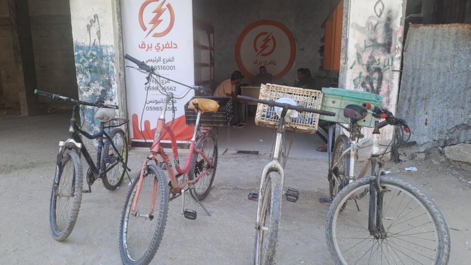 Because of the shortage of spare parts, Gazans are inventing alternatives to operate bicycles.