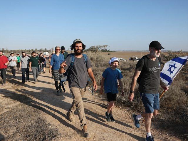 Israeli colonists storm Abu Faza’ community, fears of new colonial outpost east of Al-Taybeh