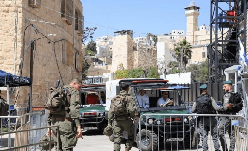Palestinian Ministry Condemns Israeli Flag Lights and Hebrew Phrases at Hebron’s Ibrahimi Mosque