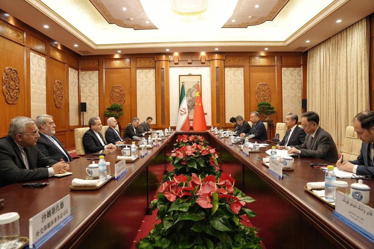 Abbas Araghchi Meets Wang Yi in Beijing as China Urges Reopening Strait of Hormuz