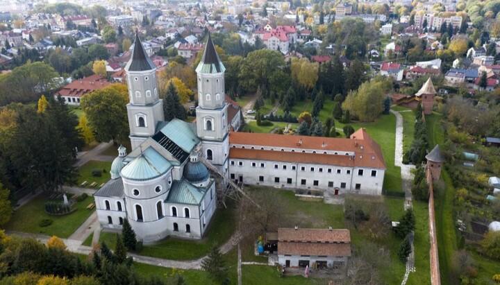Poland Detains Ukrainian After Knife Attack at Jaroslaw Abbey Kills Priest, Wounds Four