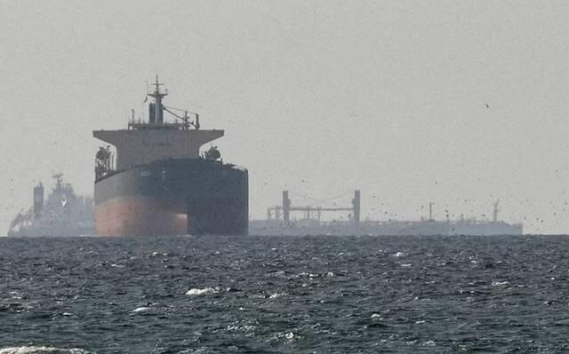 Scammers Impersonate Iranian Authorities, Demand Bitcoin and Tether for Strait of Hormuz Transit