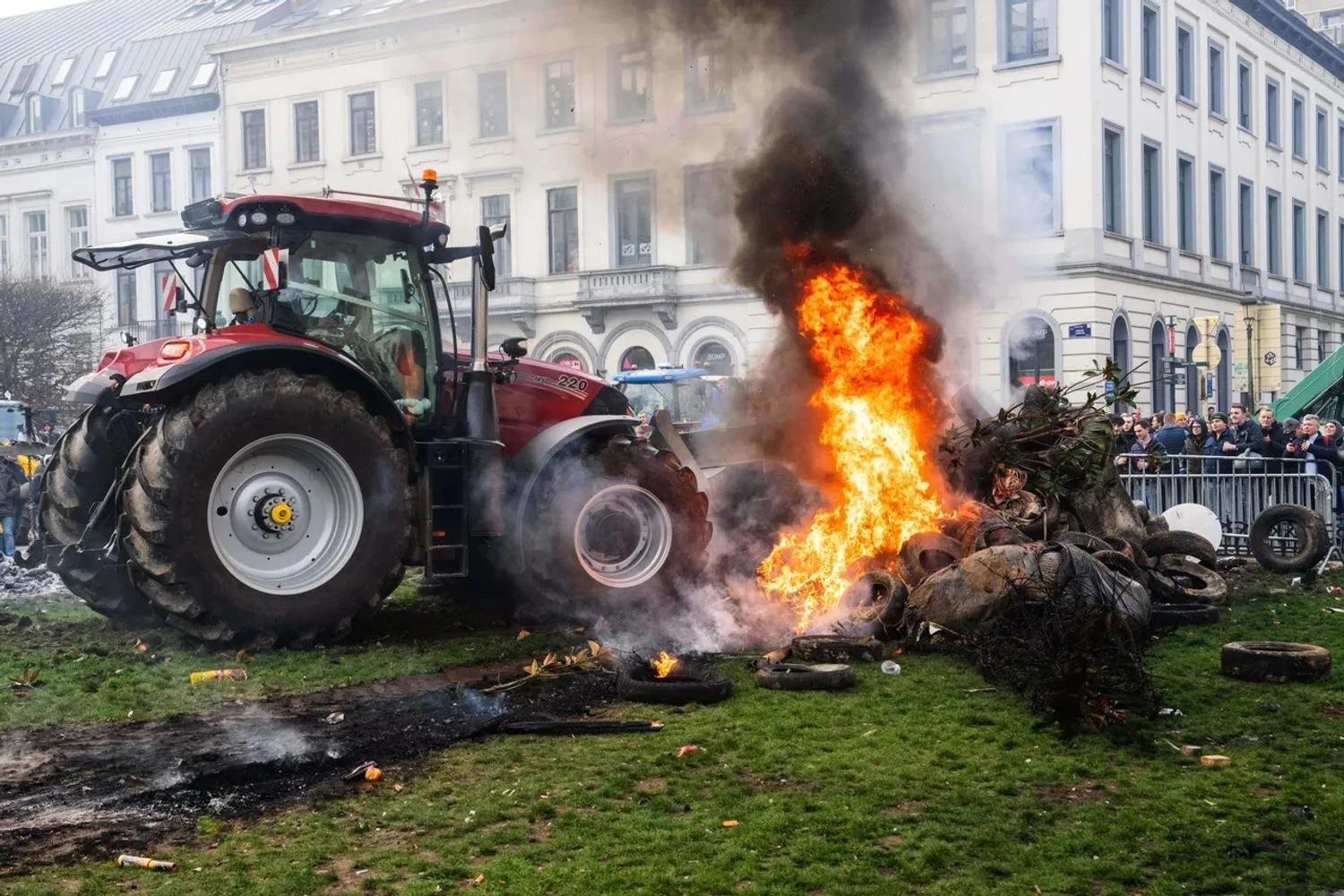 Farmers From 27 EU Countries Clash With Police in Brussels Over EU-Mercosur Deal