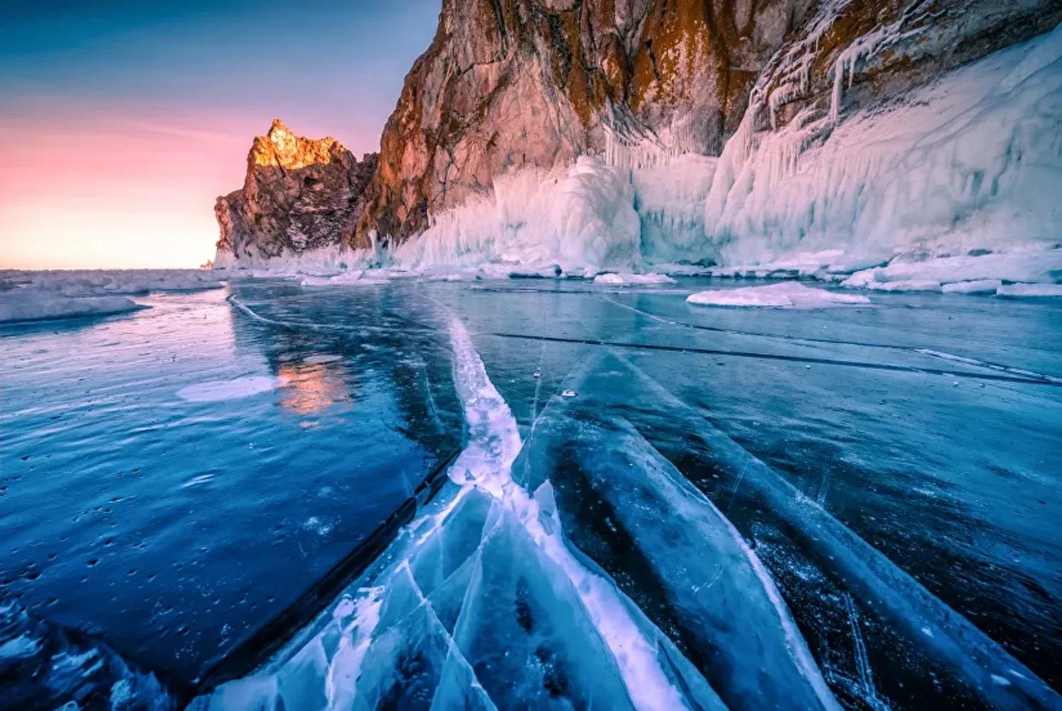 Mini-bus Plunges Through Lake Baikal Ice, Killing Eight Including Seven Chinese Tourists and Russian Driver