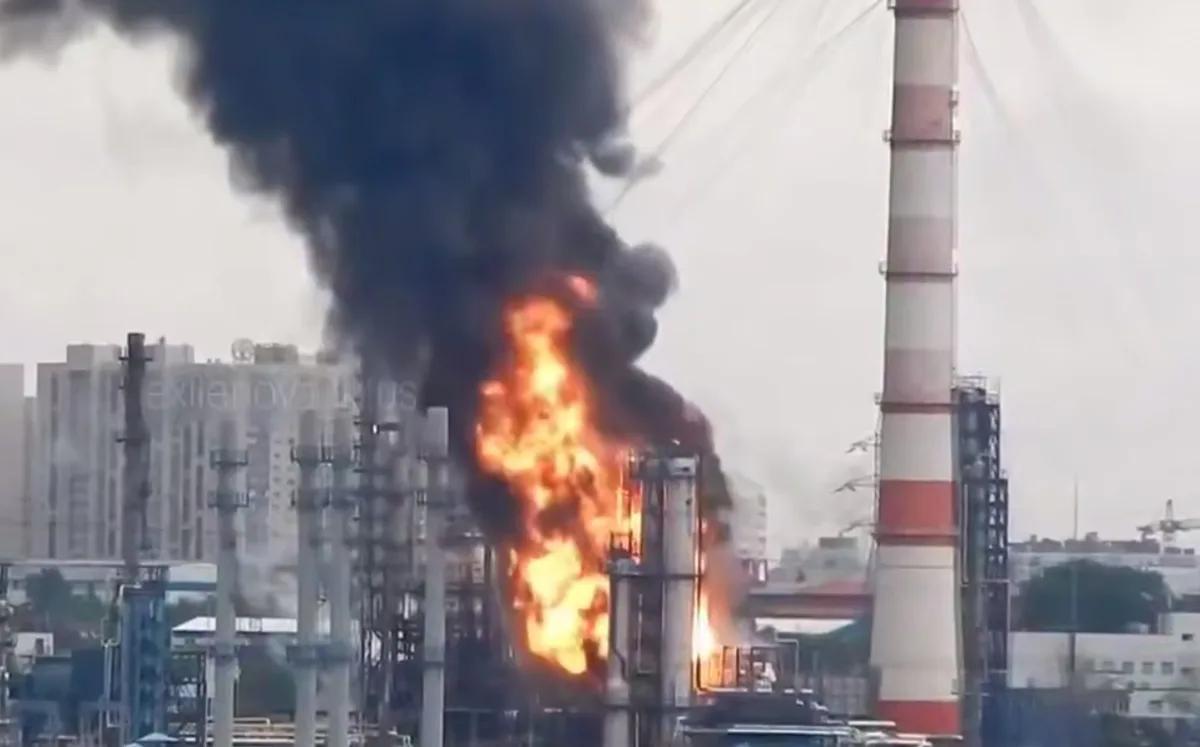 Ukrainian Drone Strike Halts Operations at Gazprom Neft Refinery in Southeast Moscow
