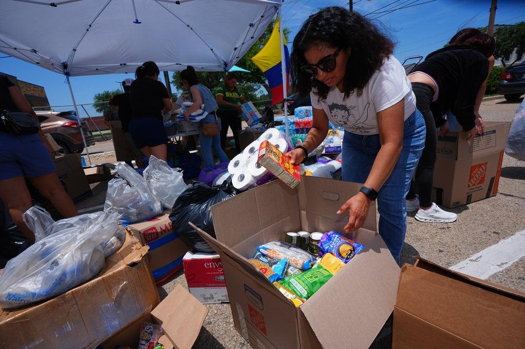 Rescuers and Civilians Search La Guaira After Venezuela Earthquakes Kill At Least 1,430