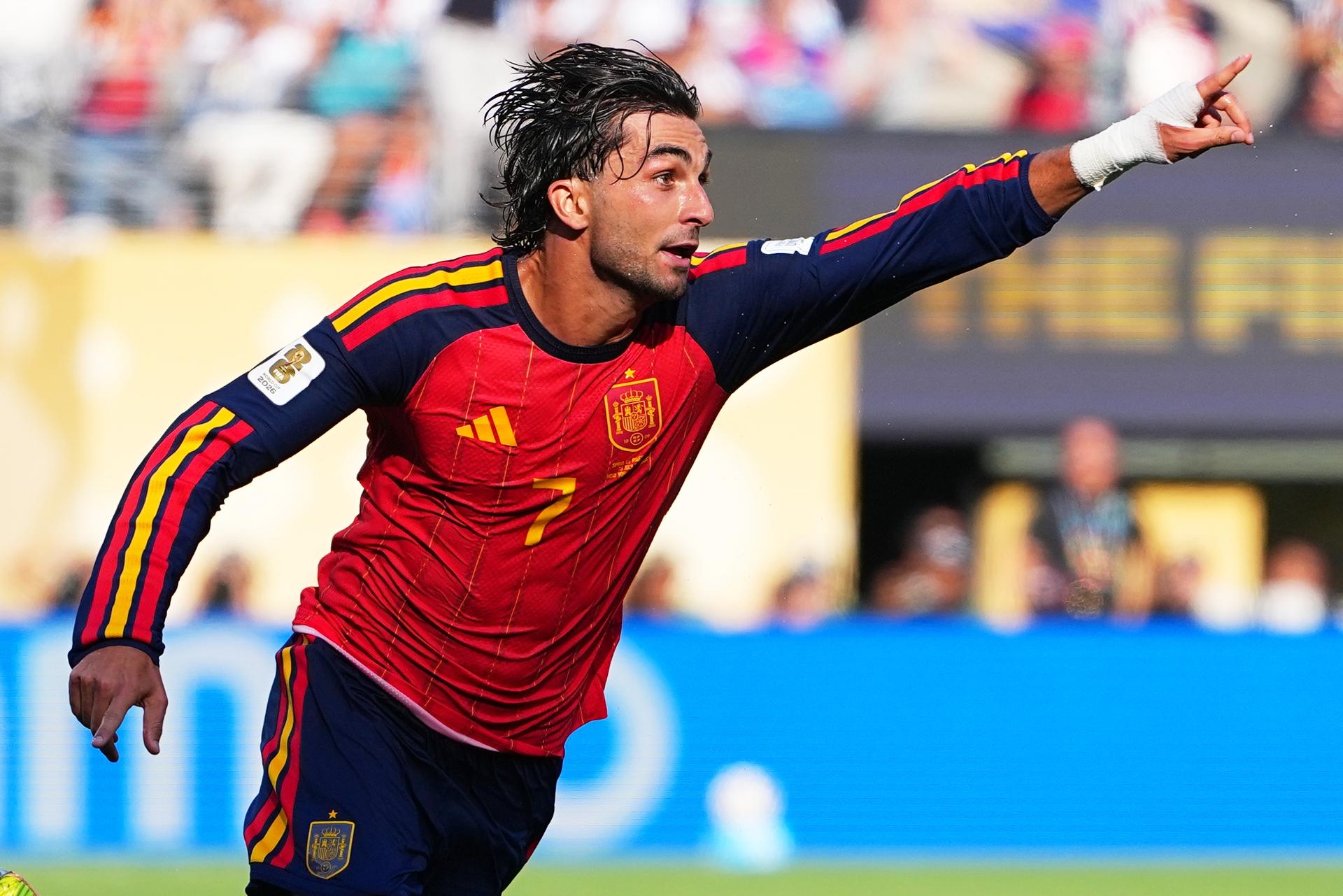Ferran Torres Signs With Paris Saint-Germain From Barcelona on Contract Through 2031