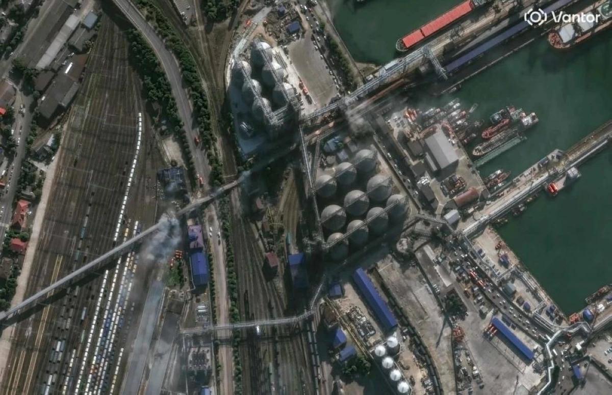 Ukraine Strikes Novorossiysk Naval Base, Halting Two Grain Terminals and Killing At Least Two