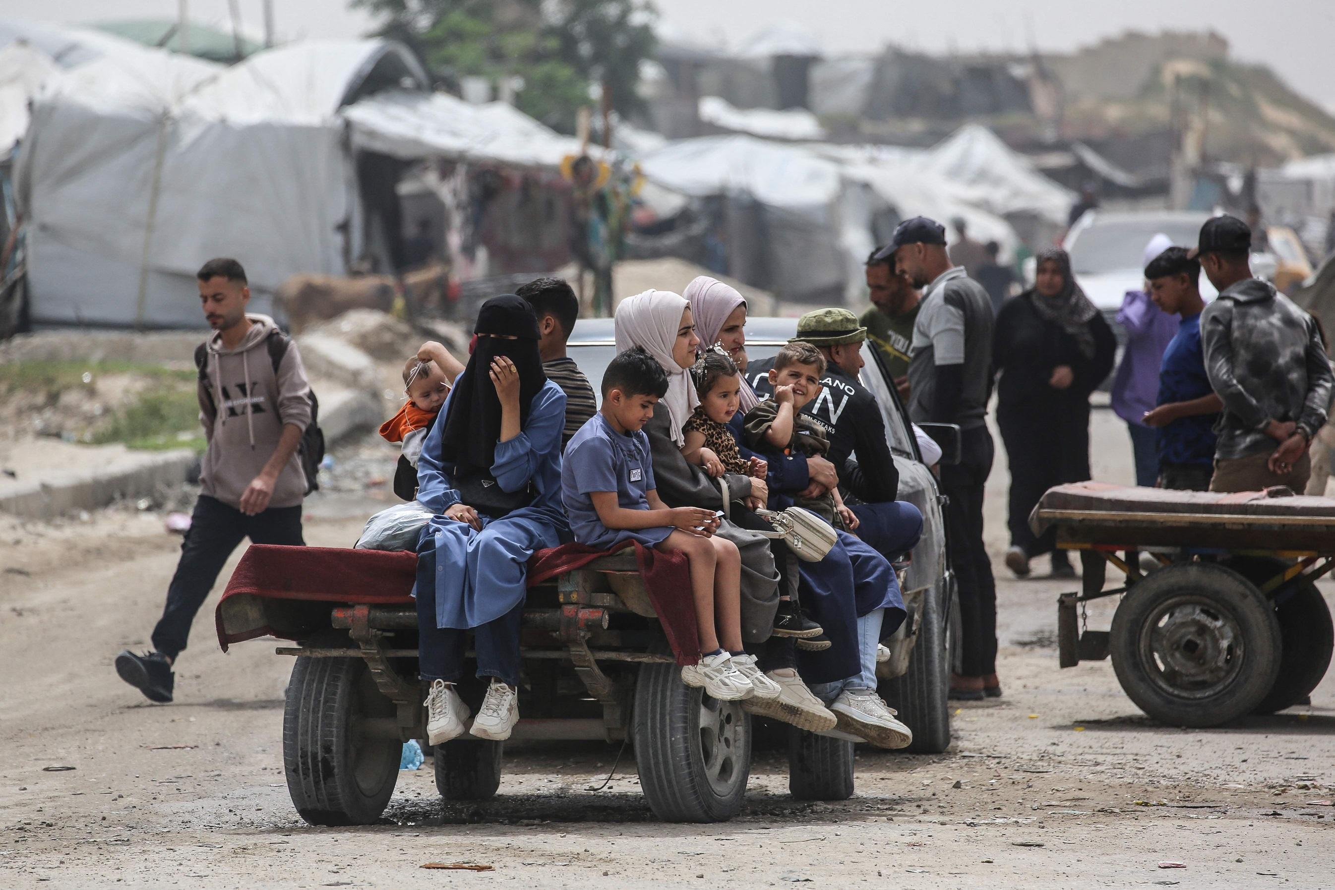 Hamas Offers To Hand Over Thousands Of Rifles To Gaza’s Palestinian Administrative Committee