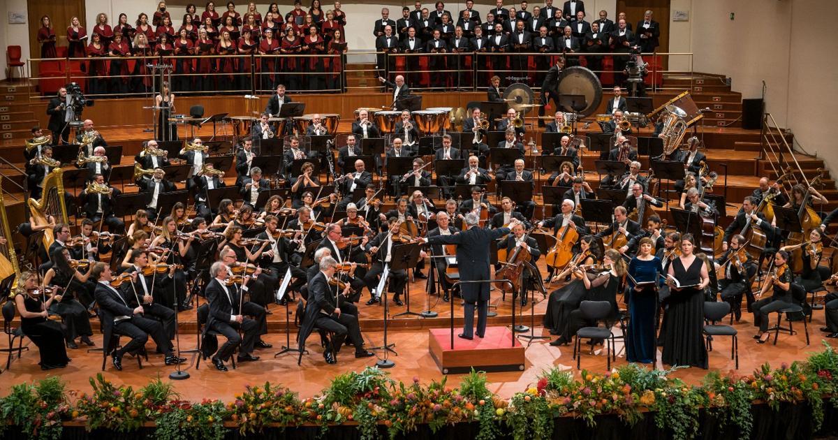 Christian Families Worldwide Celebrate Easter with Pope Leo XIV's First Mass