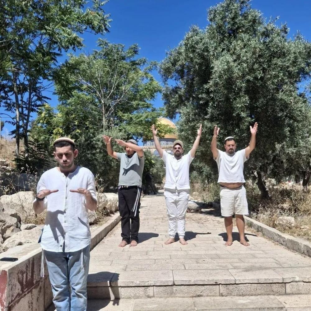 Hundreds of Settlers Storm Al-Aqsa Mosque in Occupied Quds Under Israeli Police Protection