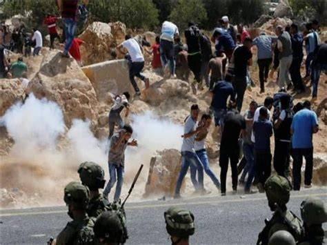 Israeli forces fire tear gas at Umm Al-Khair schoolchildren after settlers fence road