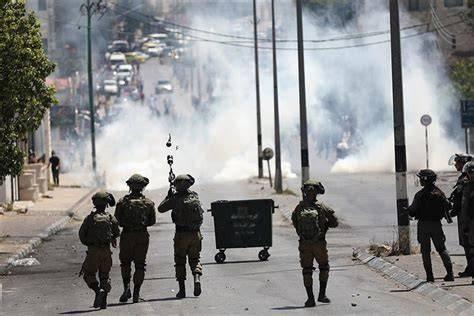 Israel uses tear gas in raid on Ain Sarah Street in Hebron, causing Palestinian suffocation