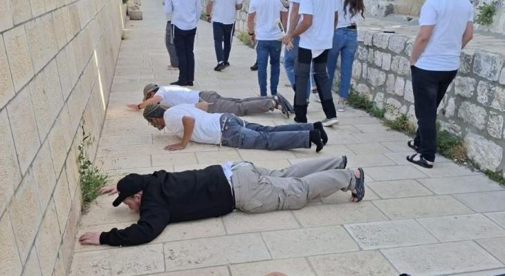 Dozens of Zionist Settlers Storm Al-Aqsa Mosque Courtyards in Quds Under Israeli Police Protection