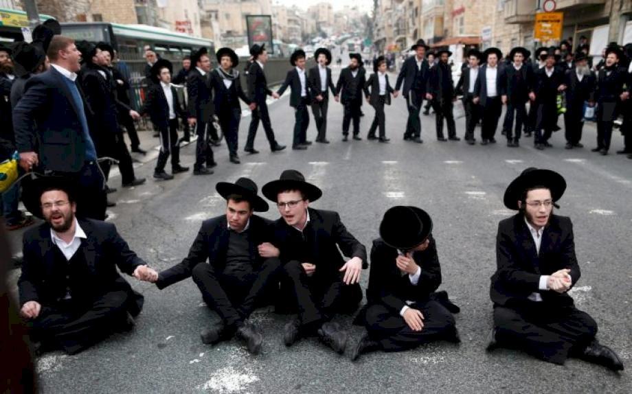 Ultra-Orthodox Jews Riot in Occupied Jerusalem After Police Move to Arrest Draft Evaders, Attack and Injure 10 Israeli Police Officers