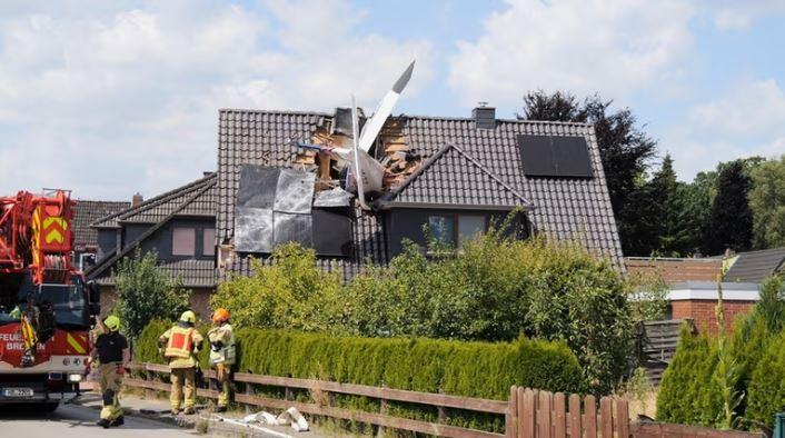 Small Plane Crashes Into House Roof In Ganderkesee, Killing Two Men