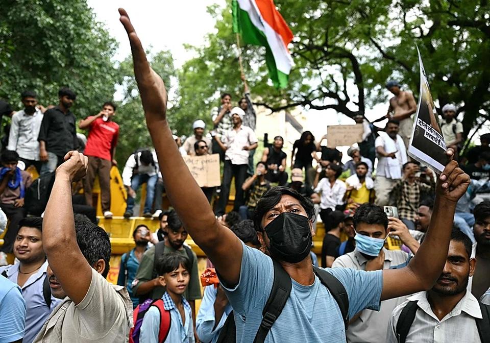 Cockroach Janta Party Protesters Clash With Police in New Delhi Over Exam Paper Leaks