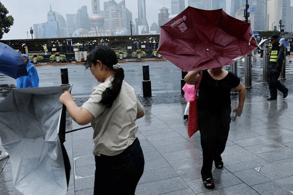 Typhoon Dolphin Hits Zhejiang, Cancels 1,400 Flights and Evacuates 390,000 in Taizhou