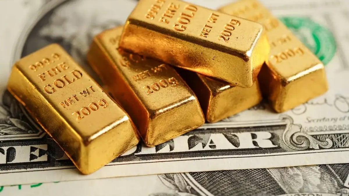 Gold Slides as Oil Rises After Houthis Attack Saudi Energy Facilities, Fed-Hike Bets Grow