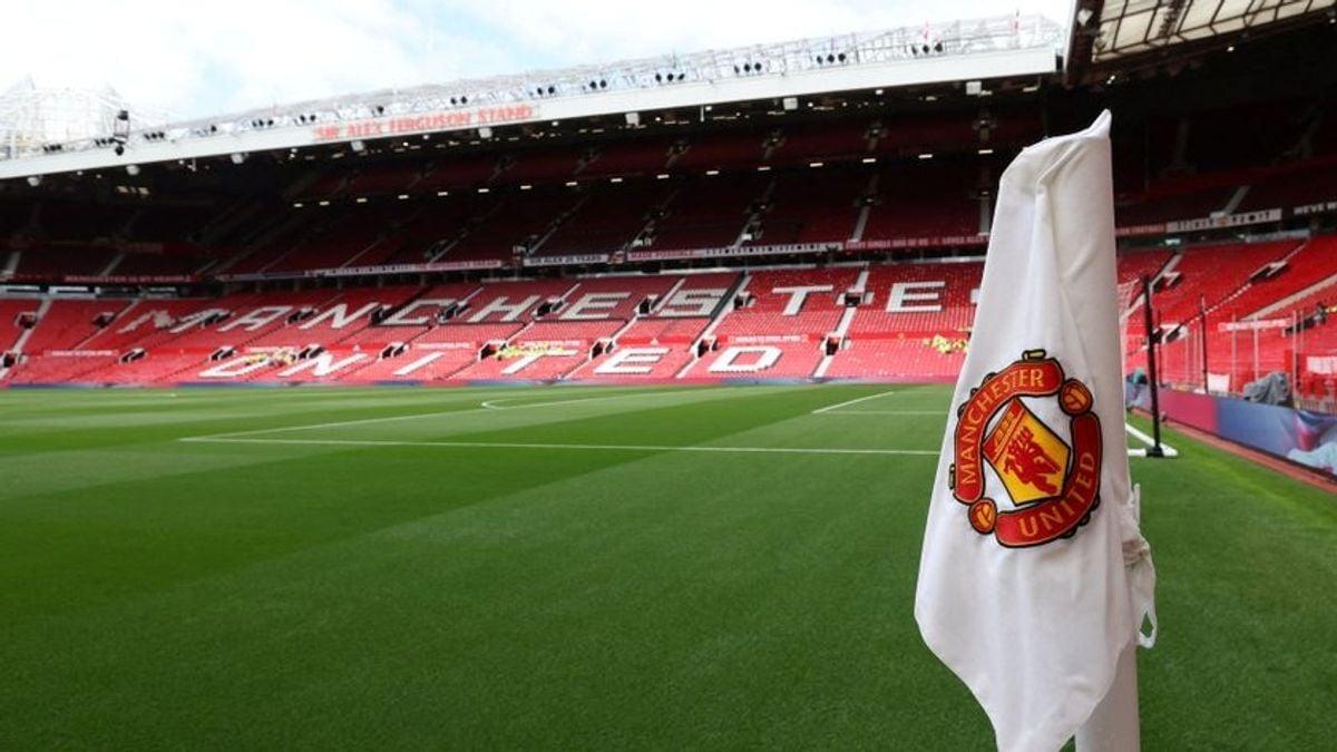 Manchester United Sells Old Trafford Pitch Turf Cubes For £125 After First Batch Sells Out