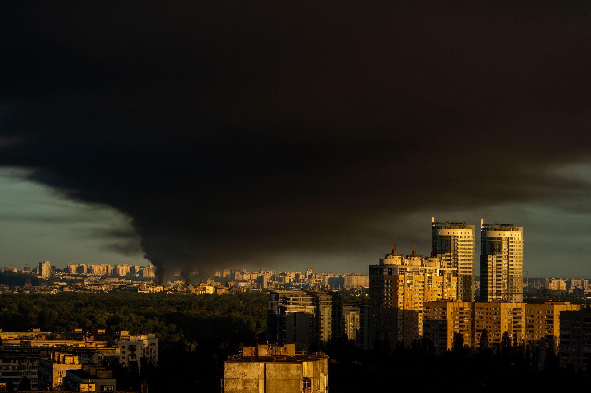 Russia Resumes Strikes on Kyiv After Three-Day Halt, Killing Three