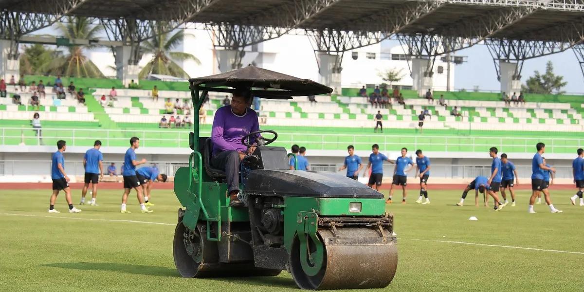 Andros Townsend Escapes Injury After Pitch Roller Runs Over His Leg in Thailand