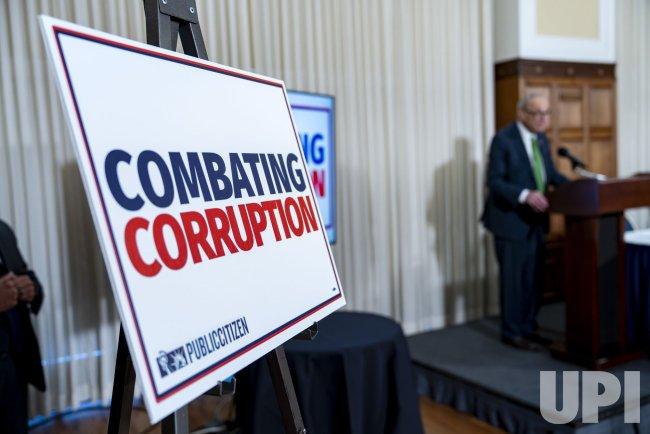 Chuck Schumer Unveils Anti-Corruption Bureau Bill Targeting Trump’s Crypto Self-Dealing