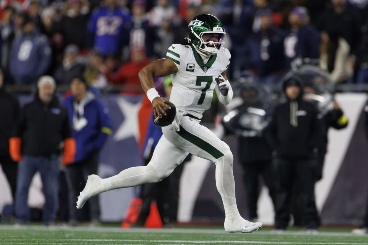 Chiefs Acquire Jets QB Justin Fields in Trade for 2027 Sixth-Round Pick