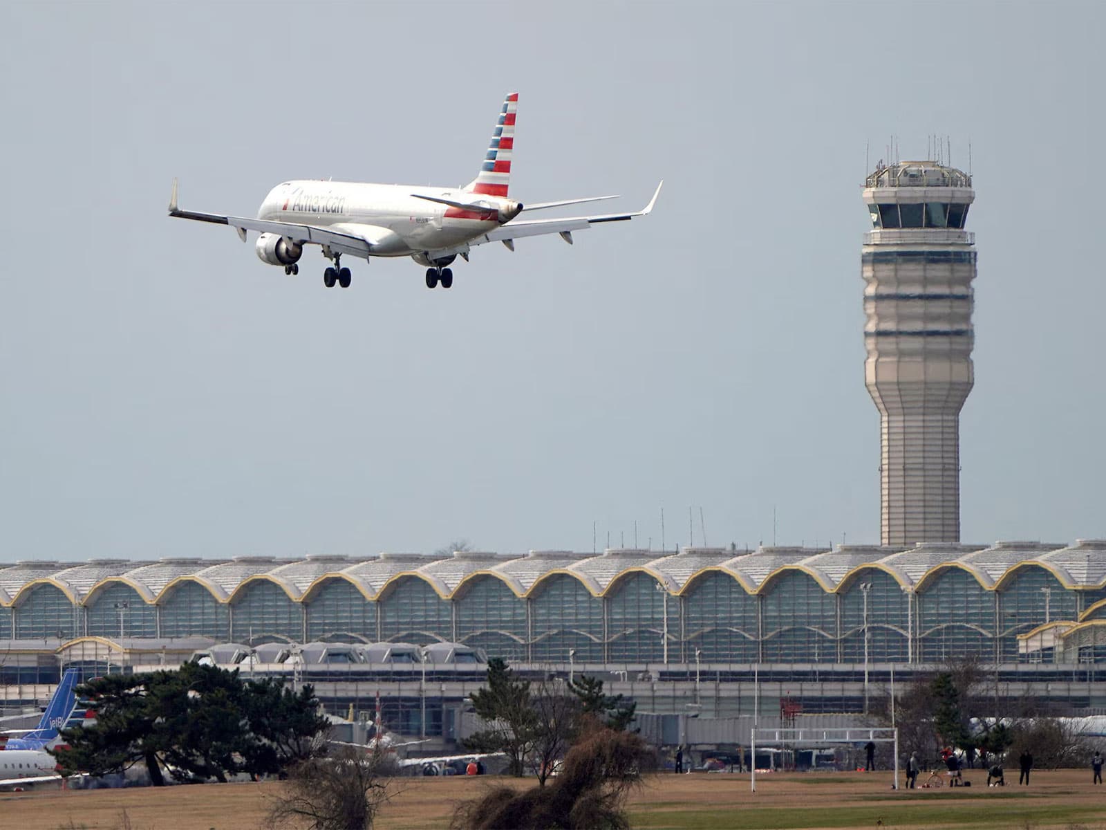 Chemical odor forces FAA to halt flights across DC-area airports