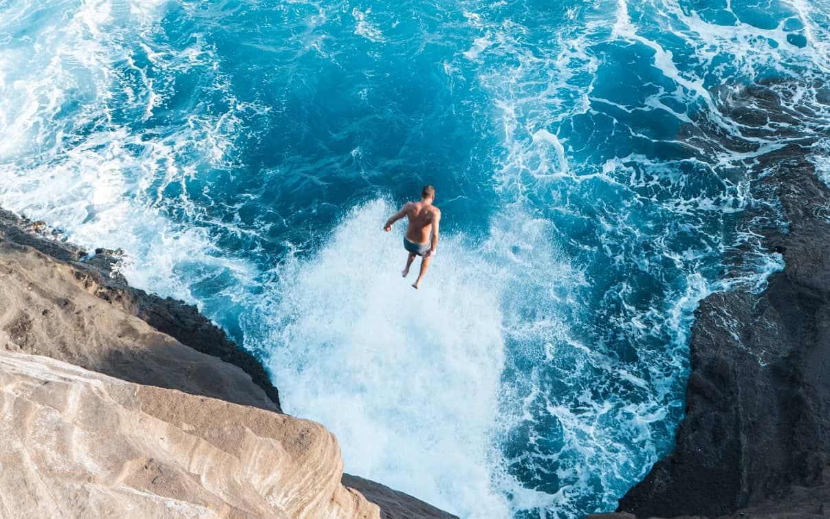 Bitcoin plunges below $86,000, triggering over $615 million in liquidations.