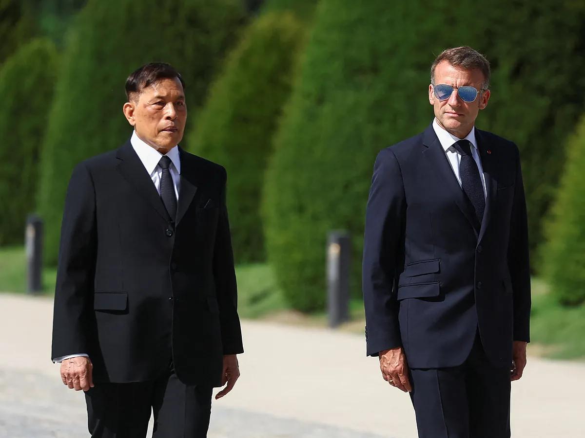 Macron rolls out the red carpet to the eccentric King Rama X of Thailand, eager to sell him Airbus aircraft.