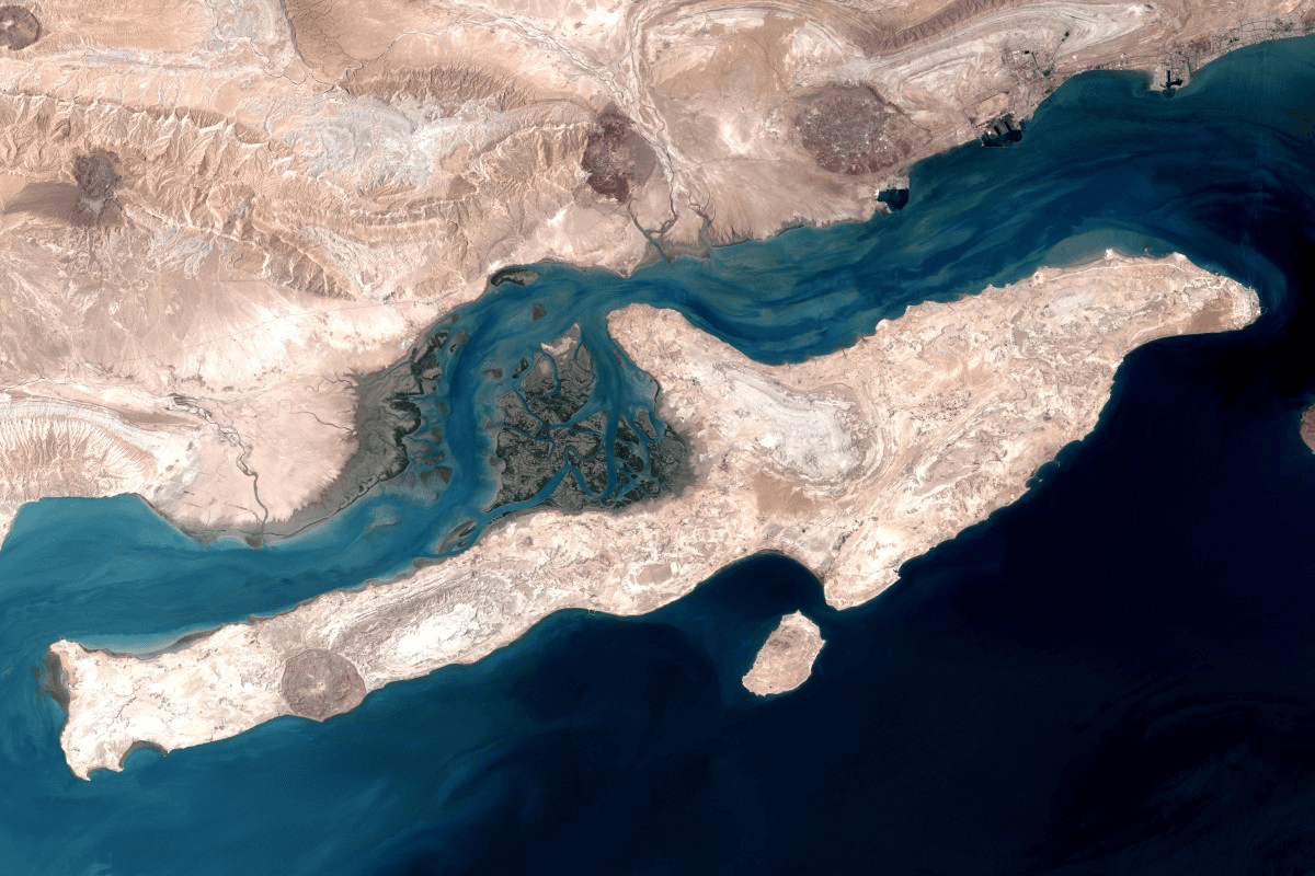 Iran’s IRGC Fires at Hostile Targets Near Strait of Hormuz, Explosions Reported on Qeshm Island