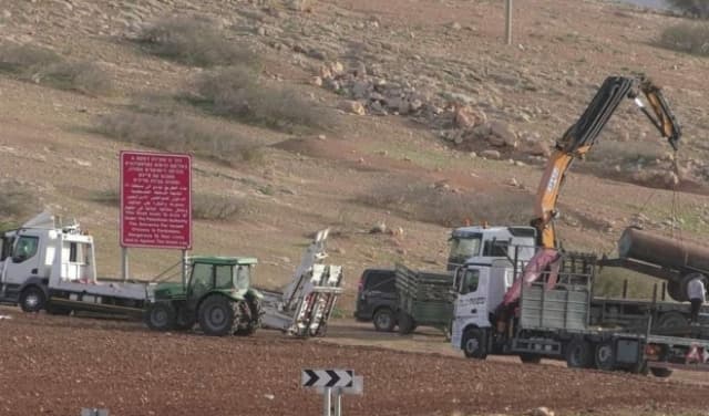Extremist Jewish Settlers Force Three Palestinian Families to Dismantle Homes and Flee Atuf, Tubas