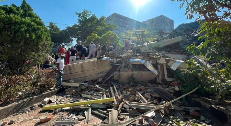 7.4 Earthquake Kills At Least 111 In Western Colombia, Traps People Under Debris